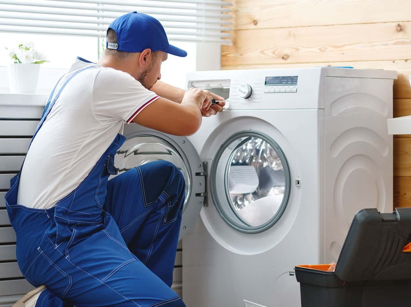 Técnico del servicio técnico Siemens reparando electrodoméstico en Palencia